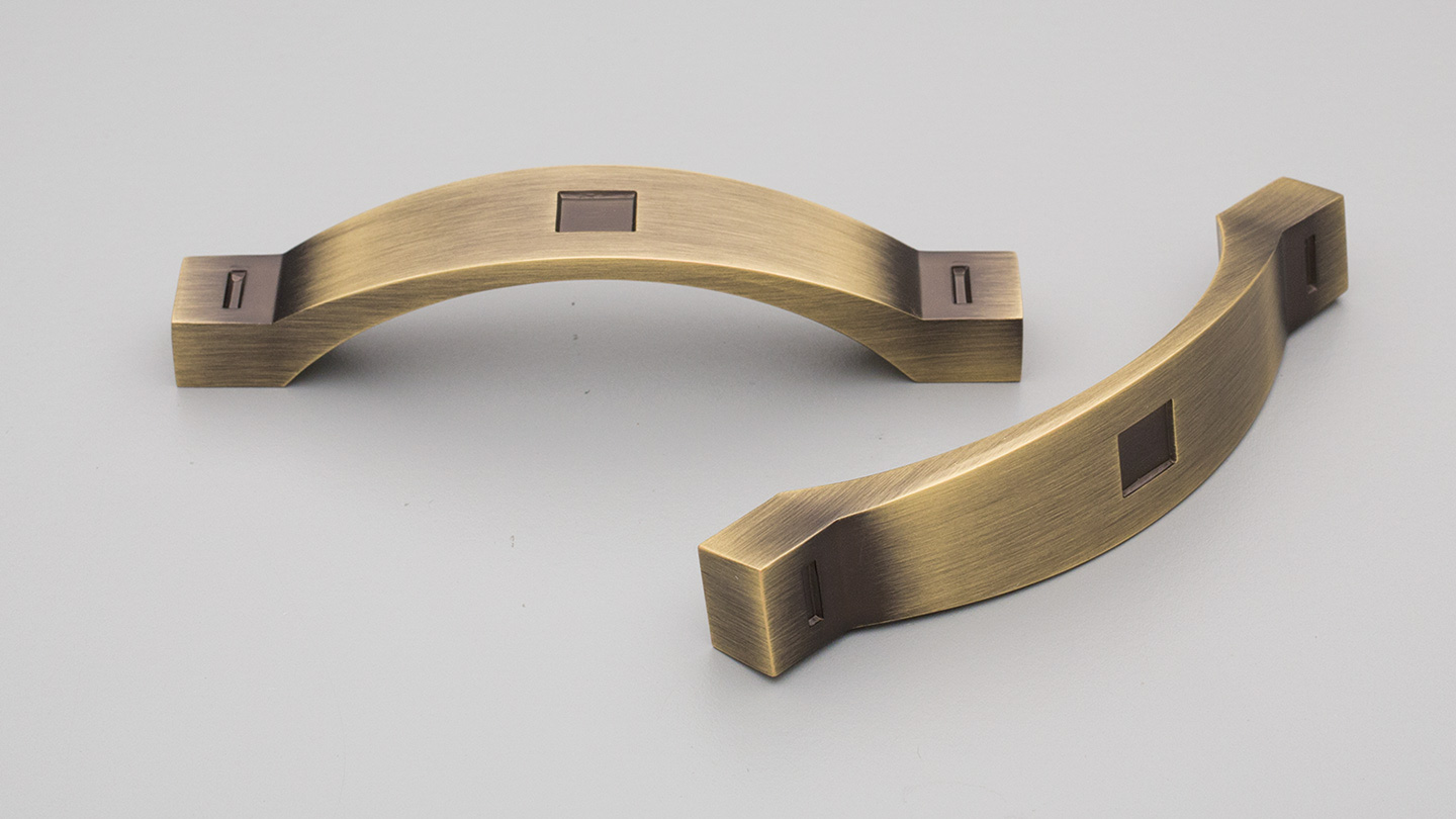 HT347 BRASS Hampton / Shaker flat bow handle indented square features for kitchen,bathroom,bedroom,furniture colours Antique Brass (AB),Antique Silver (AS) mm, size overall 117 mm hole centre distance 96 mm