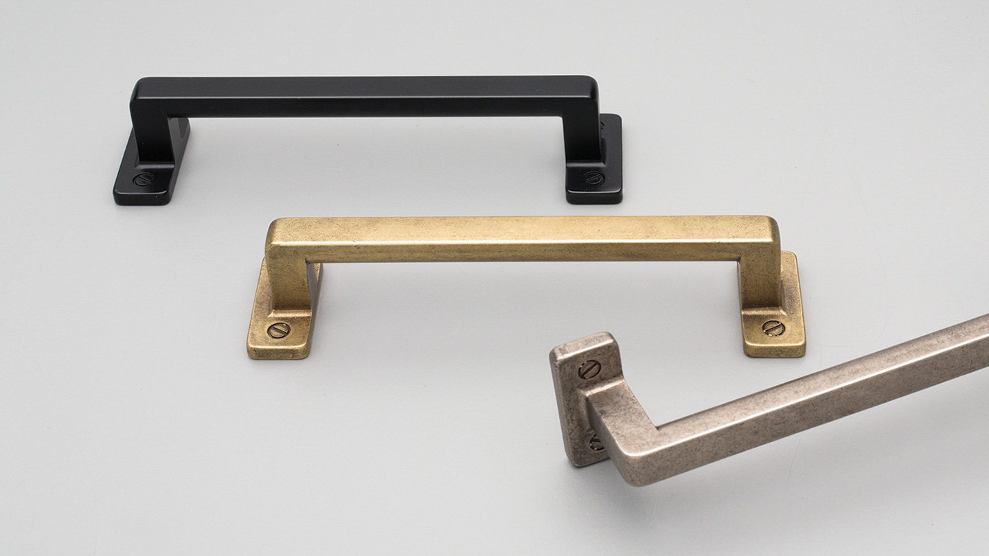 HT831 Hampton / Shaker square D handle vertical flat foot forKitchen handle, cabinet handle, bathroom handle, kitchen hardware. colours Antique Brass Gloss (ABG),Antique Brass Matt (ABM),Matt Black (MBK),Oxidised Tin Gloss (OTG),Oxidised Tin Matt (OTM) mm, size overall 151 mm hole centre distance 128 mm